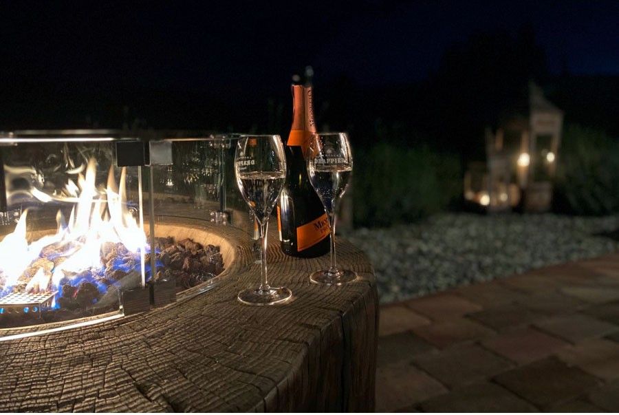 Luxe buiten zitplaatsen bij het vuur - open haard op het terras, hout