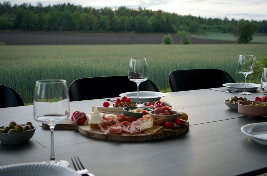 tafels met een open haard op het terras tuin buiten