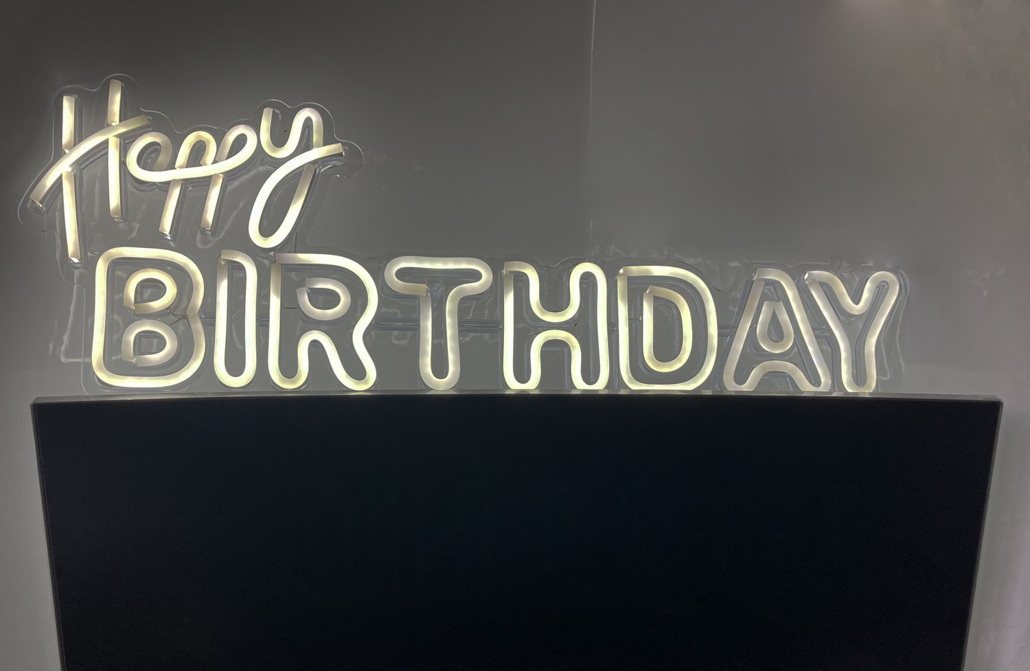 Happy BIRTHDAY verlicht LED-bord aan de muur