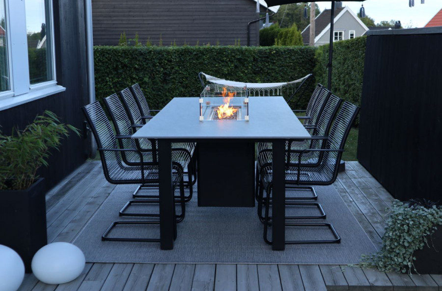 eettafels naar de tuin, terras met open haard