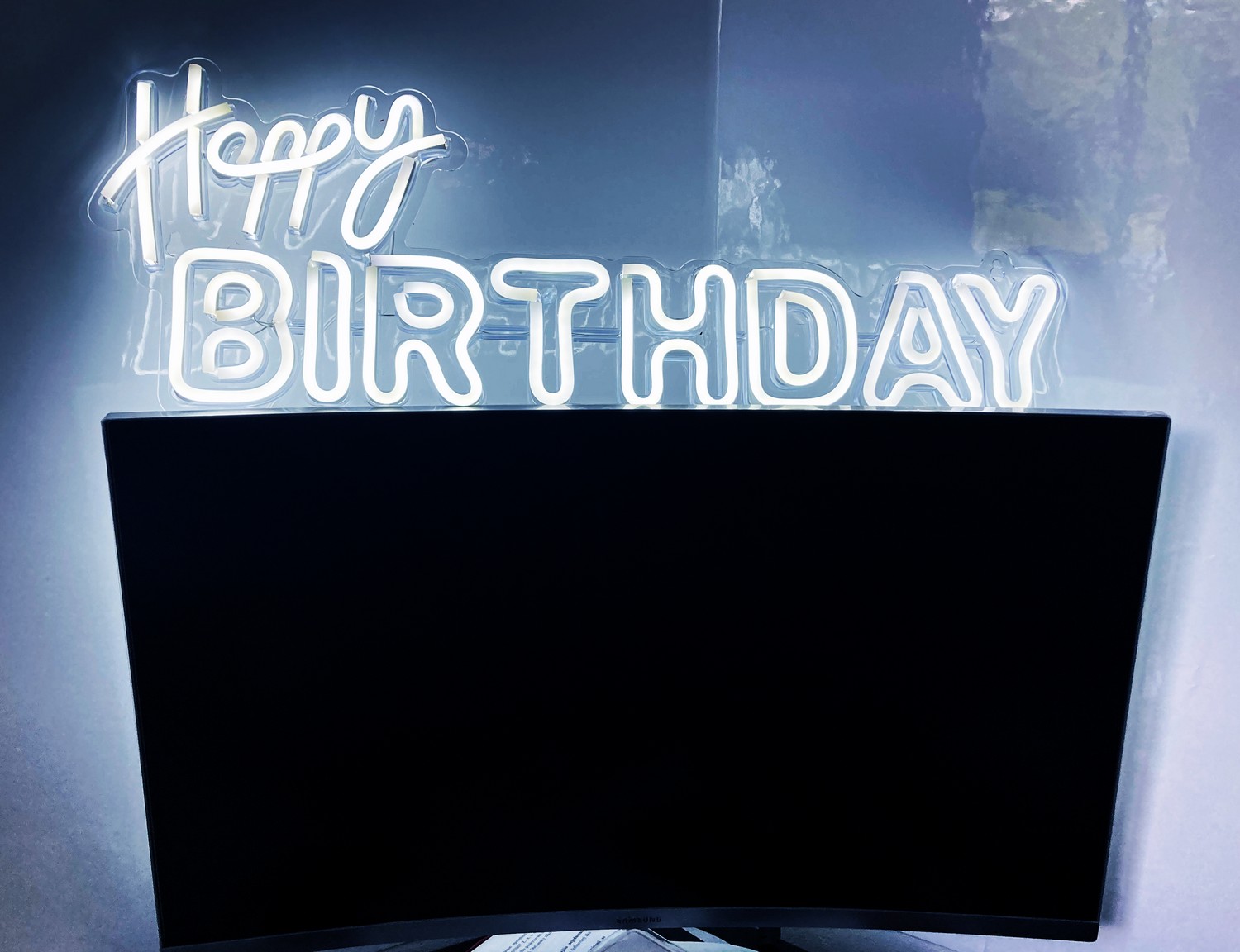 Happy BIRTHDAY verlicht LED-bord aan de muur