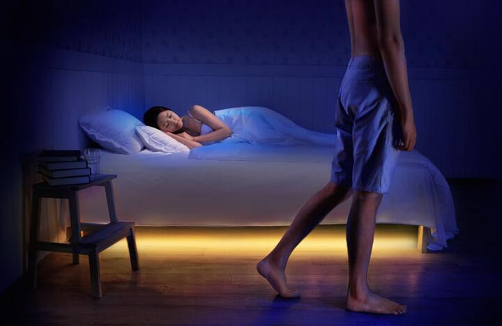 ledstrips geplaatst onder de bewegingssensor van het bed