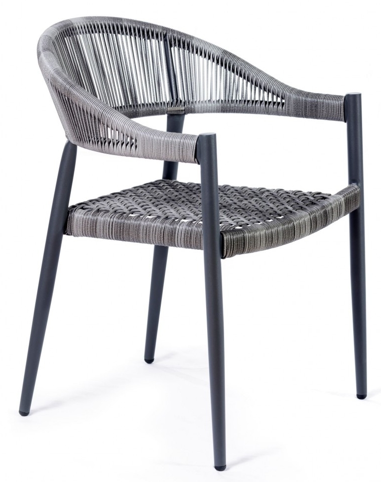 rotan fauteuil zittend op het tuinterras modern