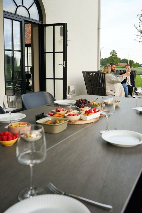 buiten tuintafel met ingebouwde open haard