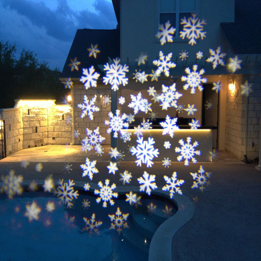 Projectie van sneeuwvlokken op de muur van het huis