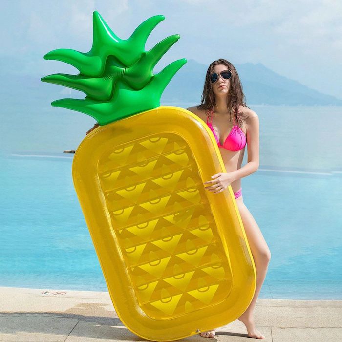 strandmatras in het water ananas