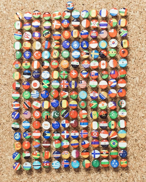 houten kaart aan de muur zwarte kleur push pins vlaggen